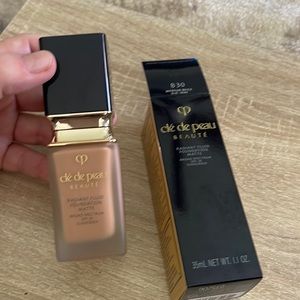 Cle de peau radiant fluid foundation matte B30
